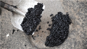 Im ostfriesischen Landkreis Wittmund sollen Betrüger vermeintlich günstige Asphalt- und Pflasterarbeiten anbieten - die Polizei mahnt daher zur Vorsicht. (Symbolbild)