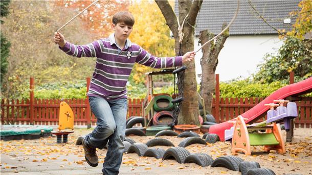 Im Park, auf dem Spielplatz oder einfach nur toben - aktiv sollten Kinder bei jedem Wetter sein.