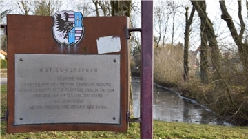 Es ist das Schild von Gut Schützfeld zu sehen. 