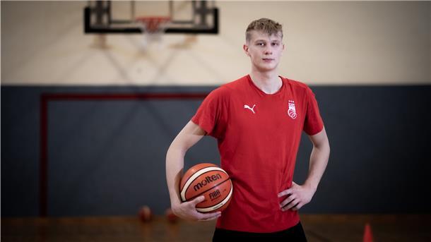 Basketball-Talent Jannis Sonnefeld will durchstarten Im Porträt: Basketball-Nachwuchstalent Jannis Sonnefeld aus Bremerhaven beim Training mit seinem Vater Andreas.