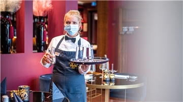 Im Porträt: Servicekraft, Dulce Da Rocha Nunes, im Hotel Haverkamp während der Arbeit im Restaurant.