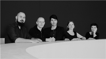 Das Foto zeigt Sem R. A. Wendt & CRISPR.kollektiv, die im Saal der Kreismusikschule ein Konzert geben.  