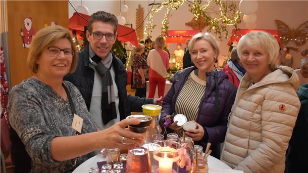 Vier Menschen an einem Tisch