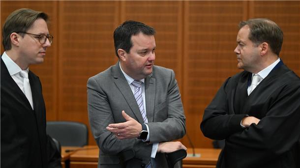 Anwalt über DFB-Prozess: „Abenteuerliche Verrenkungen“ Im Prozess gegen den ehemaligen DFB-Schatzmeister Stephan Osnabrügge (M) steht für den Verband einiges auf dem Spiel.