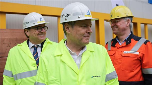 Hamburger und kanadischer Hafen wollen Wasserstoff-Brücke Im Rahmen einer deutsch-kanadischen Wasserstoff-Partnerschaft soll Wasserstoff zwischen dem Hafen von Argentia und dem Hamburger Hafen transportiert werden.