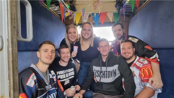 Pinguins-Fans on Tour: Per Sonderzug nach Mannheim - Her mit den Punkten (Update 28) Im Reporter-Abteil wurde ordentlich dekoriert. Mareike und Svea haben gute Arbeit geleistet!