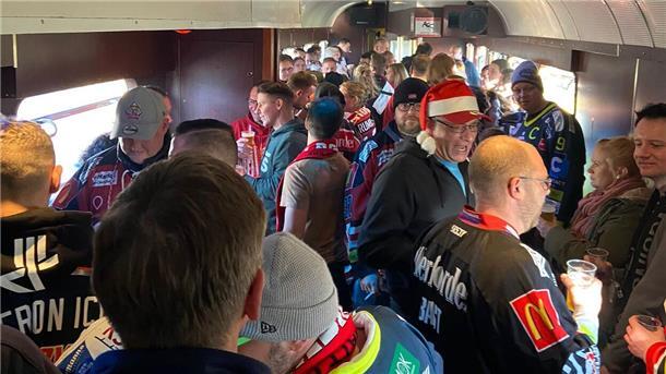 Liveticker: Pinguins-Sonderzüge erreichen Köln Im Sambawagen ist gut was los. Dicht gedrängt treffen sich die Fans zum Eishockey-Smalltalk.