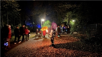 Zevens Laternenzauber trotzt Herbstwind – ein Fest der Lichter Feuerwehrmann mit Fackel