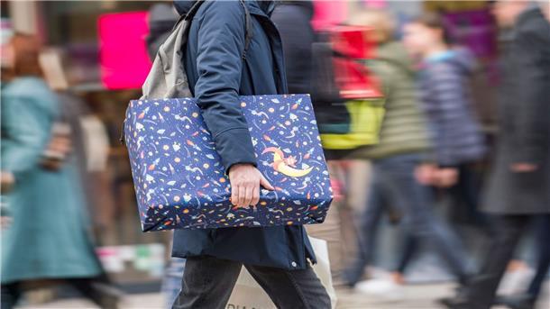 Weihnachtsgeld hilft längst nicht allen durch die Inflation Im Schnitt gibt es in diesem Jahr für Tarifbeschäftigte ein Weihnachtsgeld von 2747 Euro.