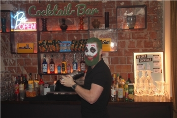 Im schön dekorierten Apollo in Bremerhaven fand bei guter Musik und guter Laune die Halloween Party statt. Das Publikum hat sich Mühe gegeben und so konnte man wunderschöne Kostüme entdecken. Von einer Gruppe Mönche über Krankenschwestern und Hexen bis zum Police Girl war alles vertreten. Harley Quinn, der Joker und sogar Freddy Krüger waren anzutreffen. Gefeiert wurde bis in die Nacht.