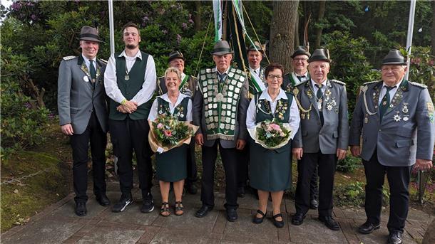 Im Schützenverein An der Höhne wurde am vergangenen Wochenende Schützenfest gefeiert. Präsident Marco Buck (links) präsentierte am Sonntag das neue Königshaus des Vereins.