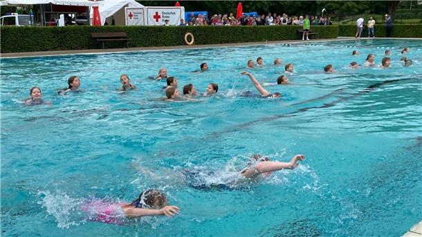 36 Schulen treten beim 12. „go sports triathlon“ in der Wingst an eine Gruppe Kinder schwimmt in einem Freibad