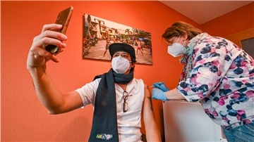 Im Seamen’s Club „Welcome“ der Seemannsmission wird Ronnie Bechaydy von der „Aida“ kostenlos von Andrea Hallas geimpft.