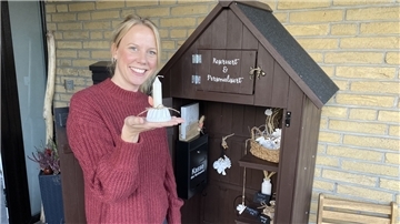 Im Selbstbedienungsschränkchen von Jana Hoyer gibt es jede Menge Dekoartikel aus Resin (Gießharz).