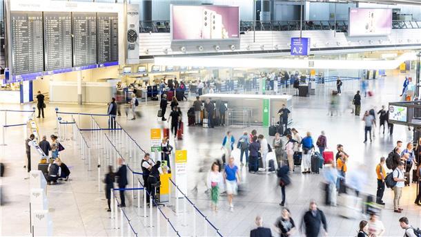 Im September 2023 sind deutlich mehr Menschen als im Vorjahr vom Flughafen in Frankfurt abgeflogen.