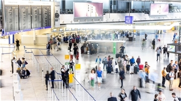 Im September 2023 sind deutlich mehr Menschen als im Vorjahr vom Flughafen in Frankfurt abgeflogen.