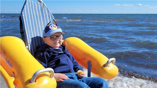 Ein Junge sitzt in einem Strandbaggy an der Ostsee. Der siebenjährige Tino ist unheilbar an Krebs erkrankt. 