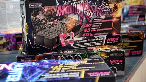 Im Showroom der Feuerwerksfirma Weco liegen Silvester-Raketen und -feuerwerk. 