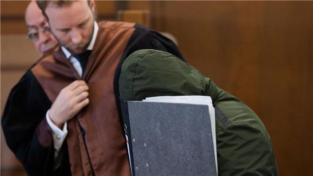 Im sogenannten Karnevalsmord-Prozess in Köln ist der Angeklagte zu lebenslanger Haft verurteilt worden.