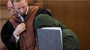 Im sogenannten Karnevalsmord-Prozess in Köln ist der Angeklagte zu lebenslanger Haft verurteilt worden.