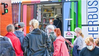 Im Sommer 2021 war der Andrang noch groß: Mobiles Impfen im und am Bücherbus bei der Loxstedter Feuerwehr.