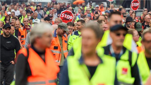 Viele Menschen beim Warnstreik.
