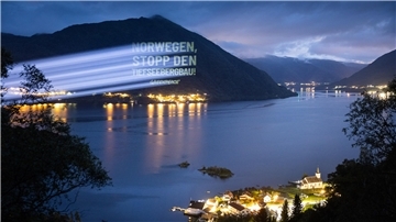 Lichtprojektion auf die Seite eines Bergs: "Norwegen, stopp den Tiefseebergbau – Greenpeace"