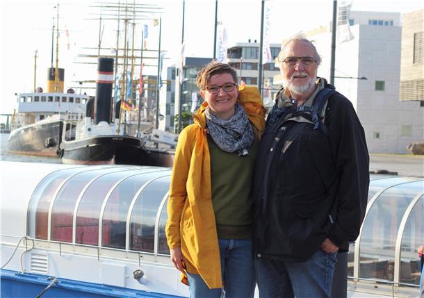 Das Leben der Seeleute: So alternativ kann eine Hafenrundfahrt sein Eine Frau und ein Mann stehen am Hafen.