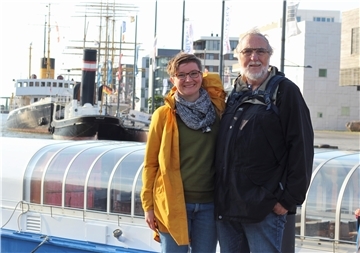 Das Leben der Seeleute: So alternativ kann eine Hafenrundfahrt sein Eine Frau und ein Mann stehen am Hafen.