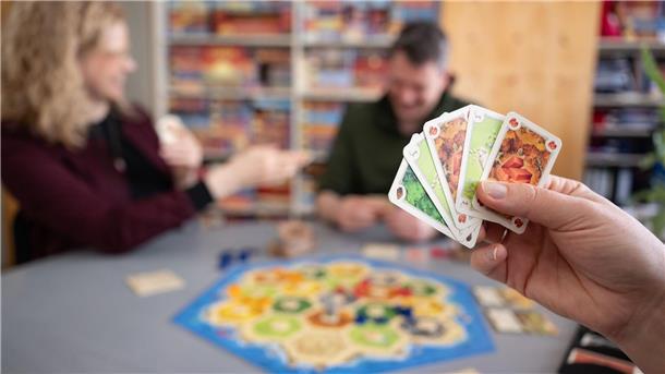 Im Spiel „Catan“ werden Rohstoffe getauscht, um damit zu bauen.