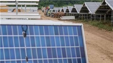 Ein Solarpark wird errichtet.