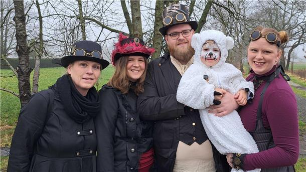Die schönsten Fotos vom Karneval in Wehdel: Was für ein bunter Umzugstrubel Im Steam-Punk-Kostüm: Melanie Quell (links) Christina Lührs, Florian Waldecker, Eisbär Marlon und Mareike Lührs versprühen schon gute Laune. Die Freunde aus Wehdel und Ebersdorf kommen schon seit 15 Jahren gemeinsam zum Karneval in den Ortsteil.