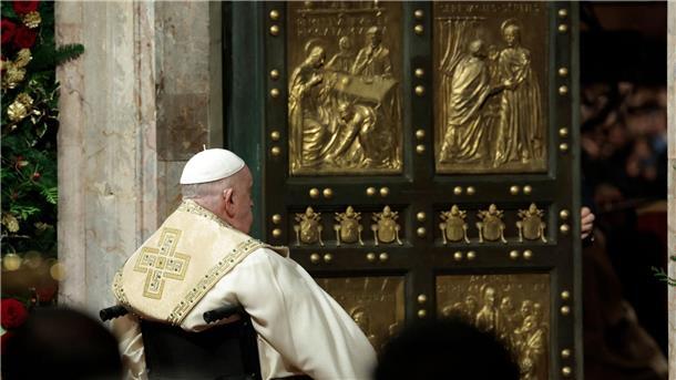 Papst öffnet Petersdom-Pforte und läutet Heiliges Jahr ein Im stillen Gebet sitzt Franziskus vor der Heiligen Pforte.