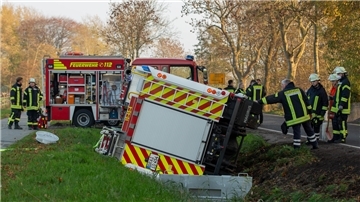 Im Straßengraben landete am14. November ein Fahrzeug der Butjadinger Feuerwehr.