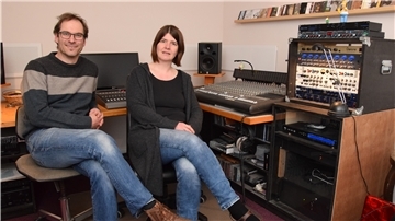Im "Studio 21": Musikpädagoge Matthias Zeißig und seine Ehefrau Maja aus Rockstedt bei Ostereistedt produzierten ein Video und das dazu passende Lied über Hanni Hase, das sie selbst einspielten und -sangen.