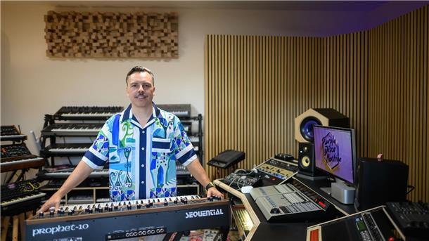 Im Studio hat Piontek viel Holz verbaut.