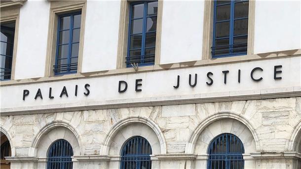 Prozess gegen „Personalchef-Killer“ beginnt Im südfranzösischen Valence steht ein 48 Jahre alter Mann vor Gericht, der zwei Personalleiterinnen und eine Arbeitsamtsmitarbeiterin erschossen haben soll.