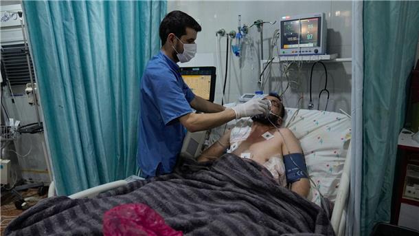 Eine Woche nach Beben: Auch Deutsche unter Vermissten Im syrischen Bab Al-Hawa wird ein Erdbebenopfer im Krankenhaus behandelt.