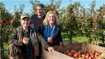 Lina Wendel, Regisseur Johannes Naber und Maria Furtwängler stehen neben einer Apfelkiste.