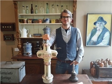 Im über 120 Jahre alten Kneipenambiente hat Dr. Lars Kröger ein gemütliches Besprechungszimmer eingerichtet.