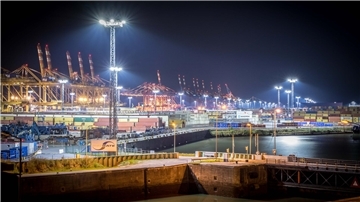 Containerbrücken bei Nacht
