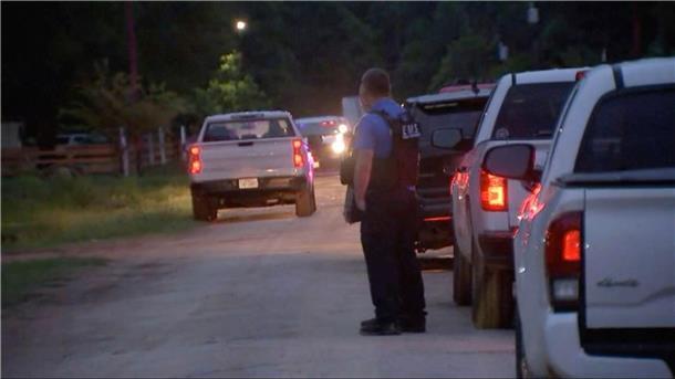 Verdächtiger nach Todesschüssen in Texas auf der Flucht Im US-Bundesstaat Texas sind Berichten zufolge mehrere Menschen nach Schüssen in einem Wohnhaus gestorben.