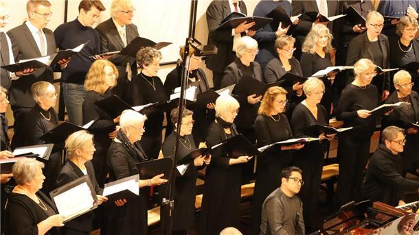 Ein Chor steht und singt. 