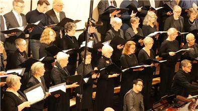 Ein Chor steht und singt. 