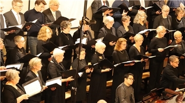 Ein Chor steht und singt. 