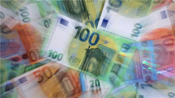Verschiedene Euro-Banknoten liegen auf einem Tisch