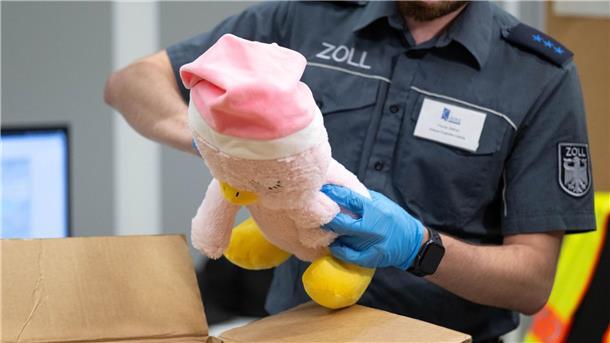 EU-Bericht: Großteil erfasster illegaler Produkte aus China Im vergangenen Jahr schritten die Zollbehörden in der EU laut einem Bericht knapp 400.000 Mal ein und führten Dokumentenkontrollen, physische Kontrollen oder Labortests durch. (Symbolbild)
