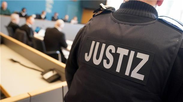 Sohn vergewaltigt: Bewährung für Ex-Staatsanwalt Im Vergewaltigungsprozess gegen einen Ex-Staatsanwalt ist das Urteil gesprochen worden.