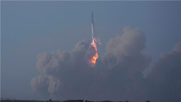 „Starship“ zerbricht kurz nach erstem Teststart Im Vergleich mit den Booten im Vordergrund wird die gigantische Größe der „Starship“ deutlich.