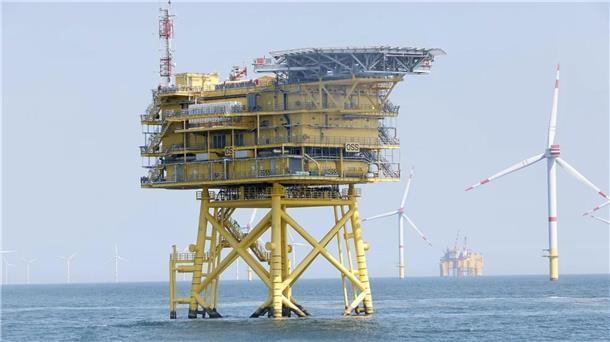 Im Vordergrund das Offshore-Umspannwerk im Windpark „Nordsee One“. Das gelbe „Gebäude“ im Hintergrund ist die Umrichterstation „Dolwin Beta“.